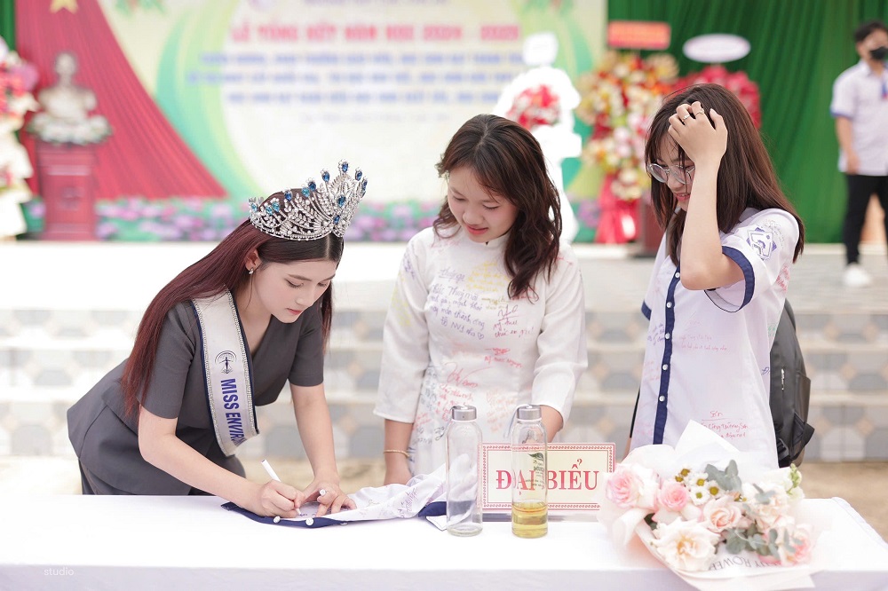 Hoa hậu Trần Thị Mỹ Linh về trường cũ làm điều ý nghĩa - Ảnh 6. Hoa hậu Trần Thị Mỹ Linh về trường cũ làm điều ý nghĩa - Ảnh 6.