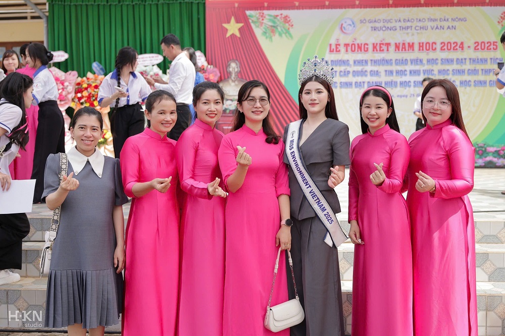Hoa hậu Trần Thị Mỹ Linh về trường cũ làm điều ý nghĩa - Ảnh 2. Hoa hậu Trần Thị Mỹ Linh về trường cũ làm điều ý nghĩa - Ảnh 2.