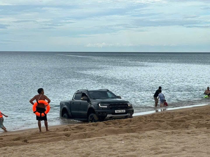 Tài xế tuy hòa xin lỗi vì hành vi Gây rối trật tự công cộng trên bãi biển - Ảnh 1.