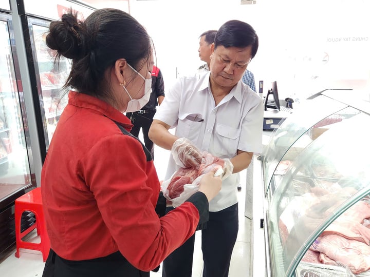 Bà Phạm Khánh Phong Lan thông tin về vụ c . P . Bán thịt heo bẩn tại TP . HCM - Ảnh 2. Bà Phạm Khánh Phong Lan thông tin về vụ c . P . Bán thịt heo bẩn tại TP . HCM - Ảnh 2.