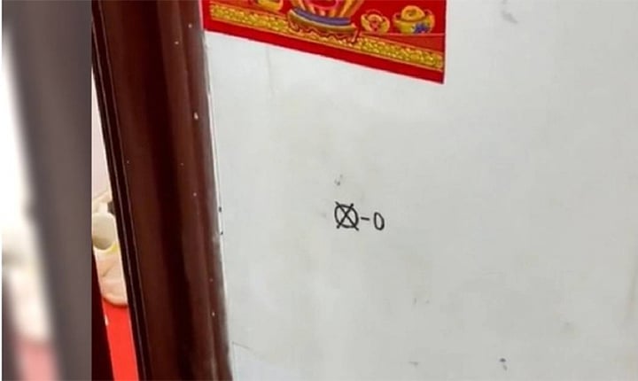 Chủ nh&agrave; sốc khi giải m&atilde; k&yacute; hiệu lũ trộm đ&aacute;nh dấu ở cửa: 'Ngh&egrave;o kh&ocirc;ng c&oacute; g&igrave; lấy' - Ảnh 1.