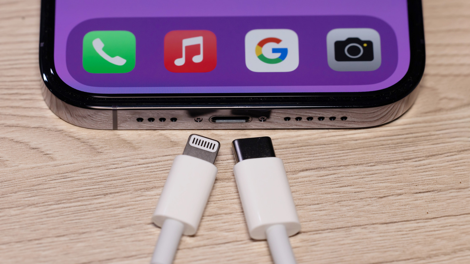 Sạc iPhone tại nơi công cộng: Nguy cơ bảo mật hay nỗi lo bị thổi phồng? - Ảnh 1.