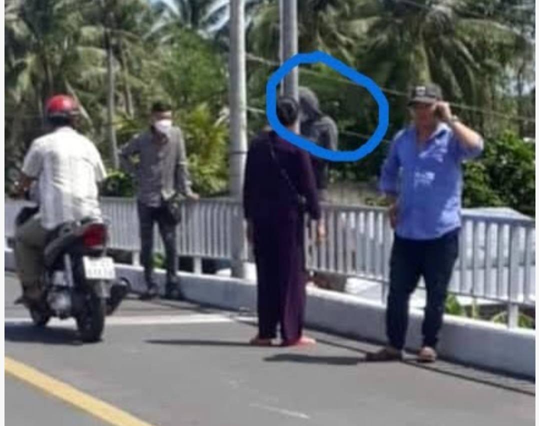 Cô gái giả vờ nhảy cầu để trục lợi tiền từ lòng thương của người dân - Ảnh 3.