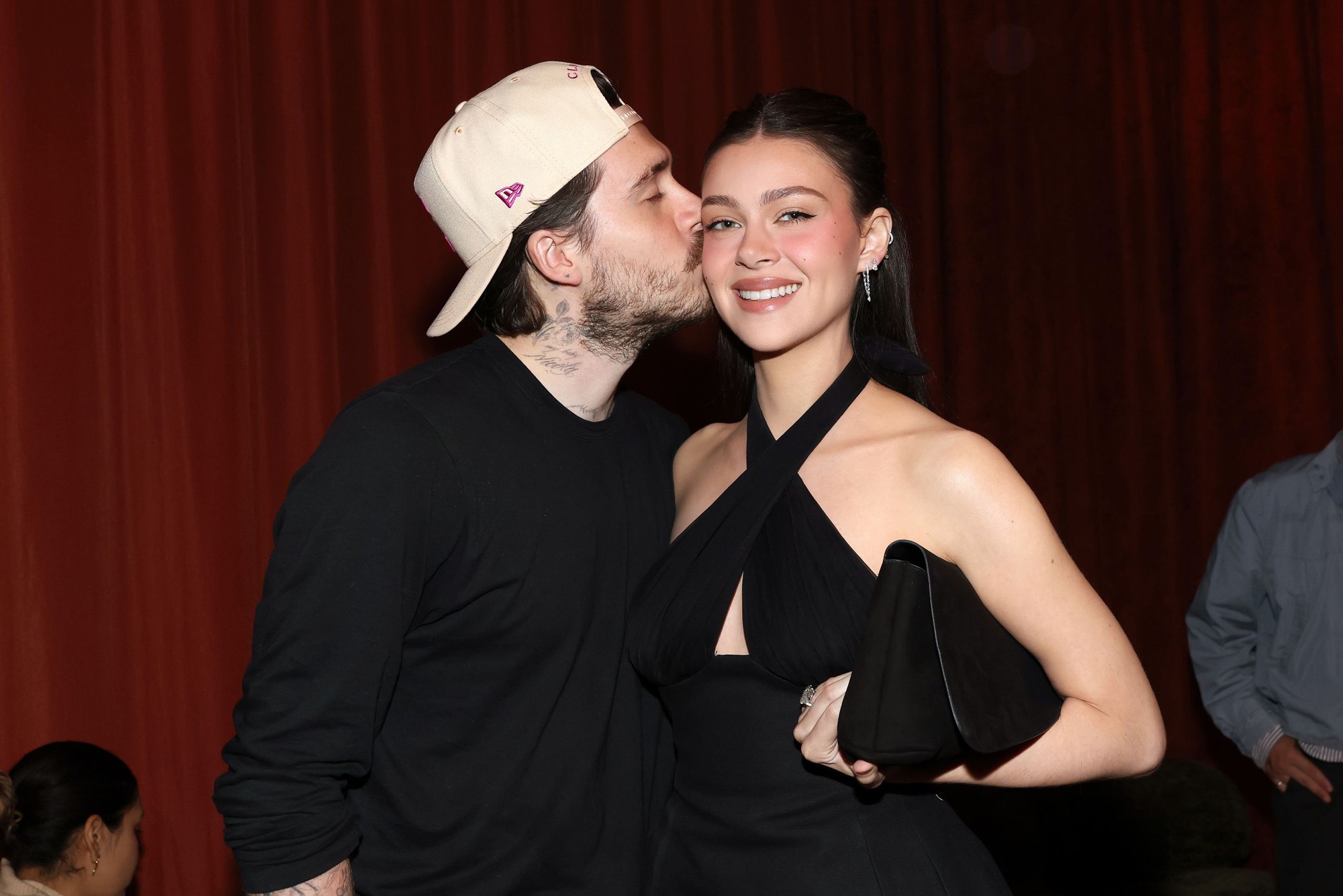 Toàn cảnh drama nhà Beckham: Vợ chồng con trai cả “cạch mặt” ngầm ám chỉ bố mẹ “làm màu”, anh em rạn nứt “cà khịa” nhau- Ảnh 3.