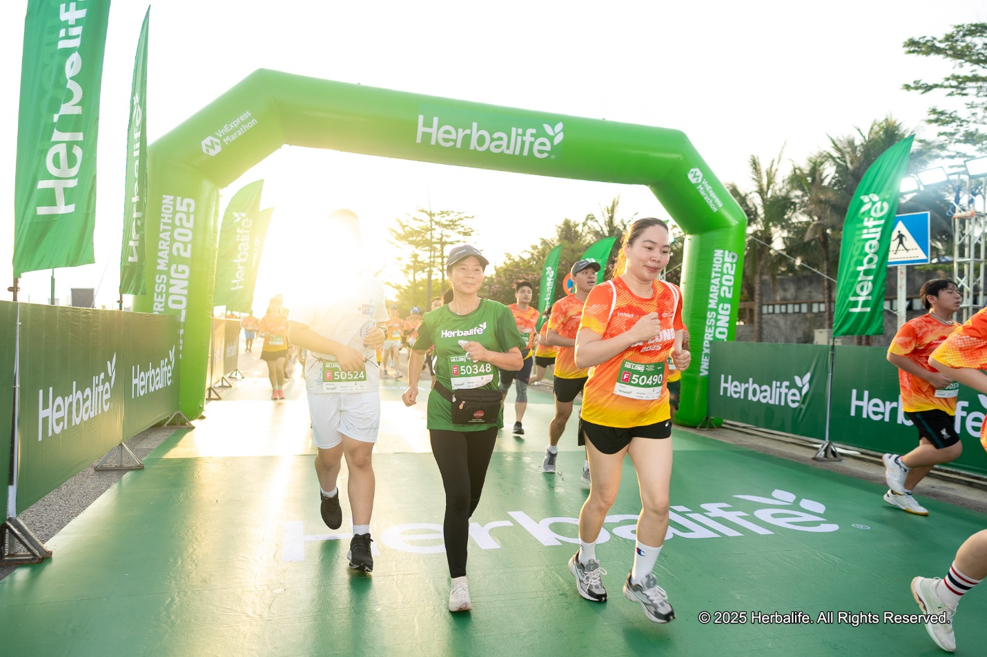 Herbalife Việt Nam tiếp tục đồng hành cùng VnExpress Marathon Hạ Long 2025 - Ảnh 6.