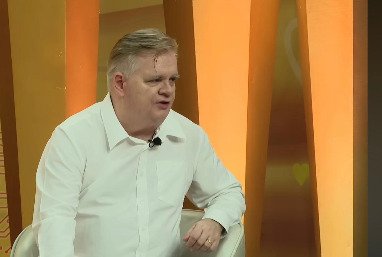 Quen qua mạng, người phụ nữ U60 khiến ông Tây 70 tuổi lặn lội sang Việt Nam, vừa gặp là biết sẽ cưới - Ảnh 2.