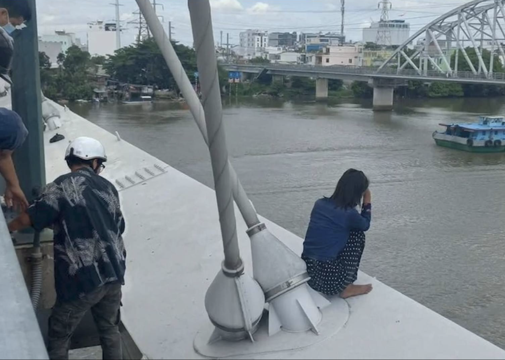 Cô gái giả vờ nhảy cầu để trục lợi tiền từ lòng thương của người dân - Ảnh 2.