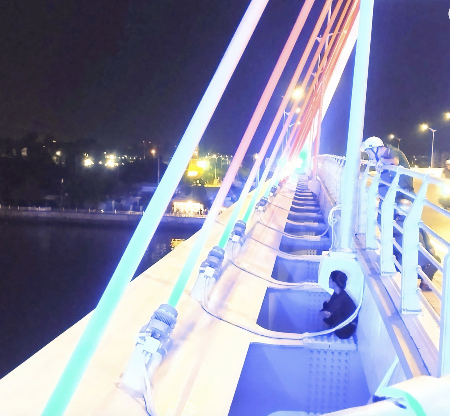 Cô gái giả vờ nhảy cầu để trục lợi tiền từ lòng thương của người dân - Ảnh 1.