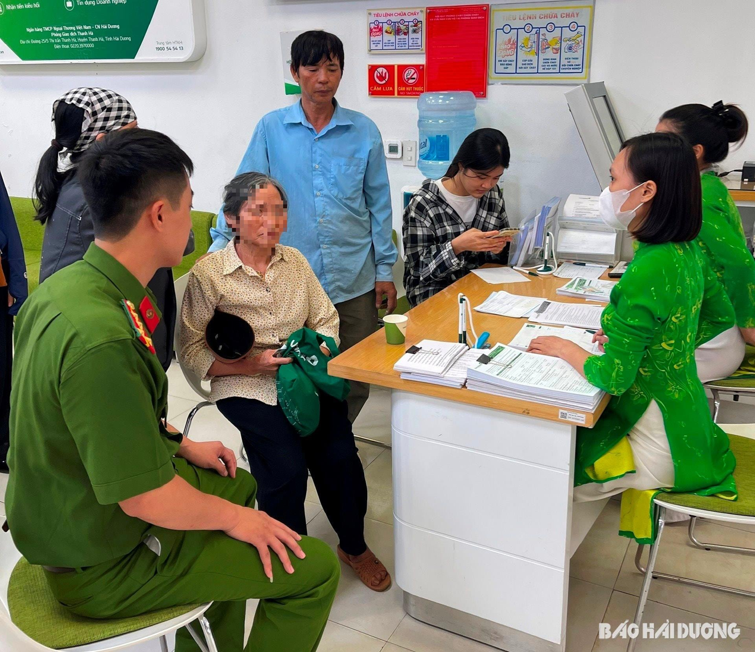 Cụ bà bị lừa đảo: Nhân viên ngân hàng Vietcombank kịp thời báo công an - Ảnh 1.
