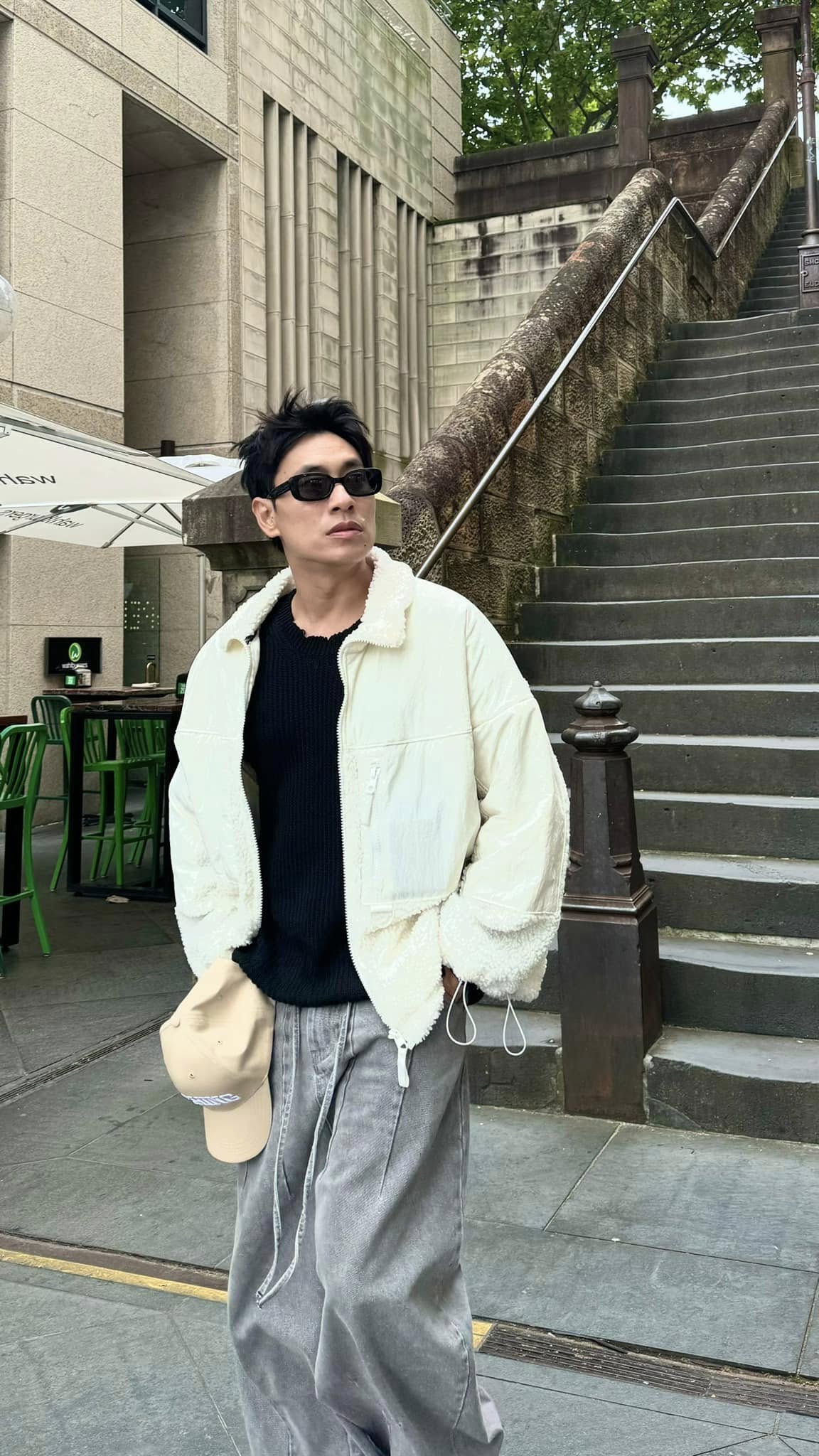 Nam nghệ sĩ Việt sau 4 năm chia tay bạn gái hơn 18 tuổi: Đẹp trai hơn, chuyện tình ái không để lộ- Ảnh 3.