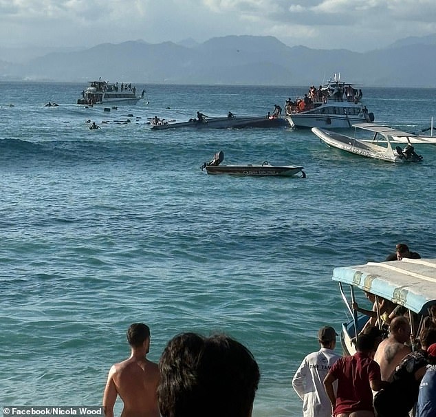 Video sốc: Khoảnh khắc tàu du lịch chở 89 khách lật giữa biển ở Bali, mọi người đập vỡ cửa sổ để thoát thân- Ảnh 2. Video sốc: Khoảnh khắc tàu du lịch chở 89 khách lật giữa biển ở Bali, mọi người đập vỡ cửa sổ để thoát thân- Ảnh 2.