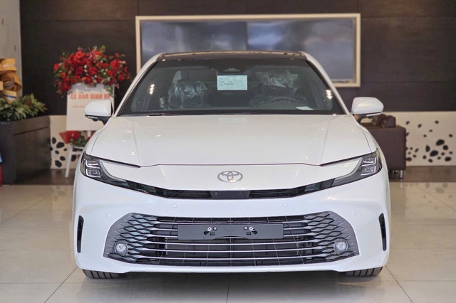 Toyota Camry giảm giá 100 triệu đồng tại đại lý: Bản 'base' còn hơn 1,1 tỷ, vẫn đắt hơn 200 triệu so với Mazda6 bản 'full' - Ảnh 2.
