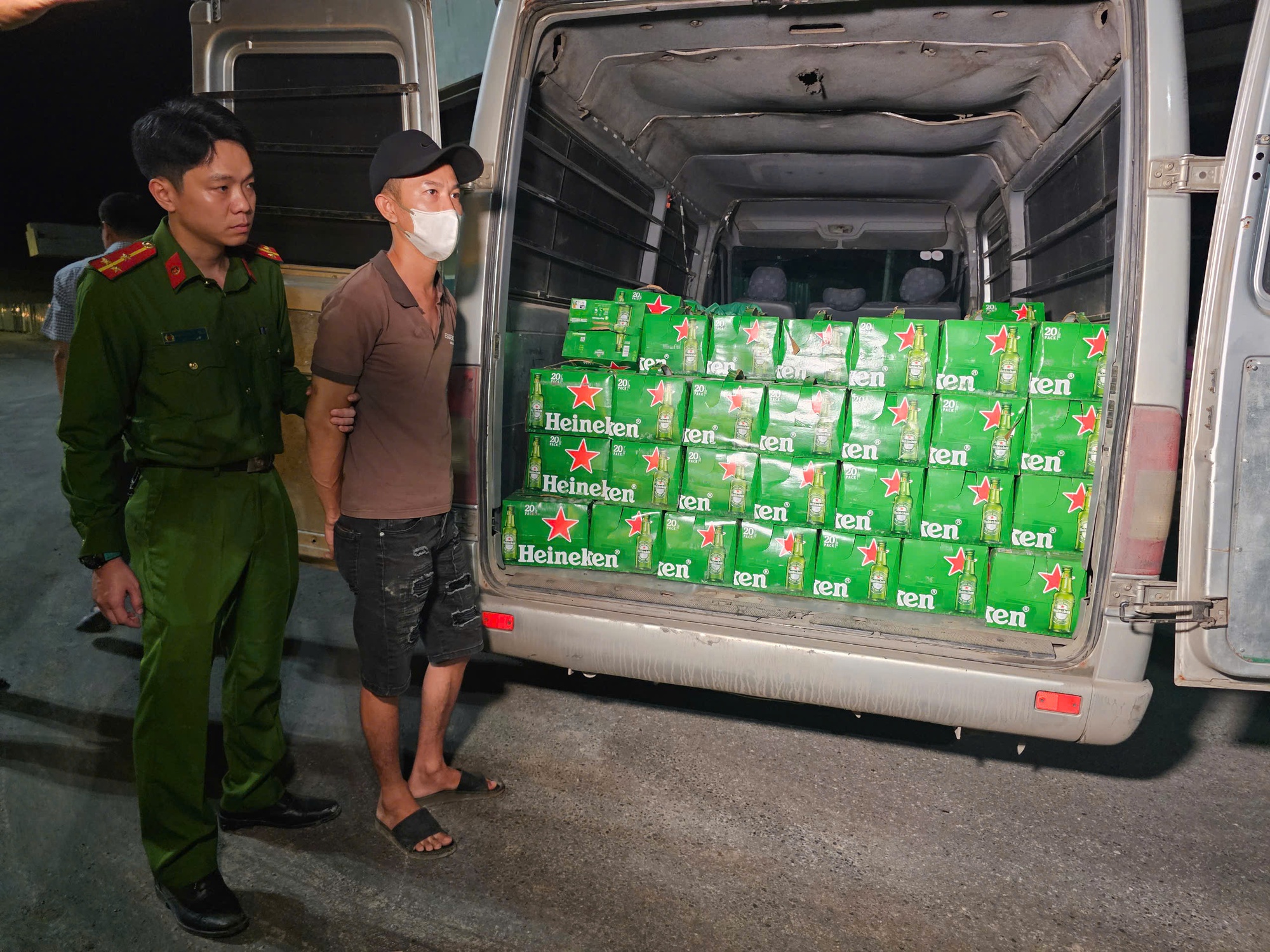 B&iacute; mật động trời trong 3 xe &ocirc; t&ocirc; vừa bị cảnh s&aacute;t bắt trong đ&ecirc;m ở Quảng Trị- Ảnh 1.