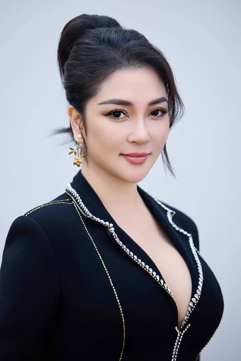 Nhan sắc hoa hậu nổi tiếng cả nước, quê Hải Phòng: Tuổi 40 vóc dáng tròn trịa, da trắng căng bóng - Ảnh 1. Nhan sắc hoa hậu nổi tiếng cả nước, quê Hải Phòng: Tuổi 40 vóc dáng tròn trịa, da trắng căng bóng - Ảnh 1.