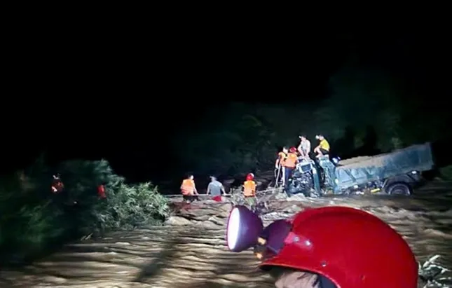 Cứu nạn cứu hộ thành công 4 người dân giữa lũ dữ ở khe suối A Á , Huế - Ảnh 2.