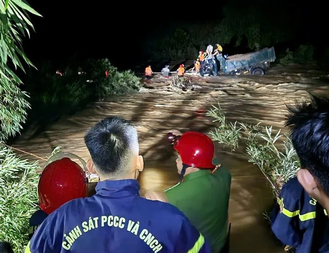 Cứu nạn cứu hộ thành công 4 người dân giữa lũ dữ ở khe suối A Á , Huế - Ảnh 1.