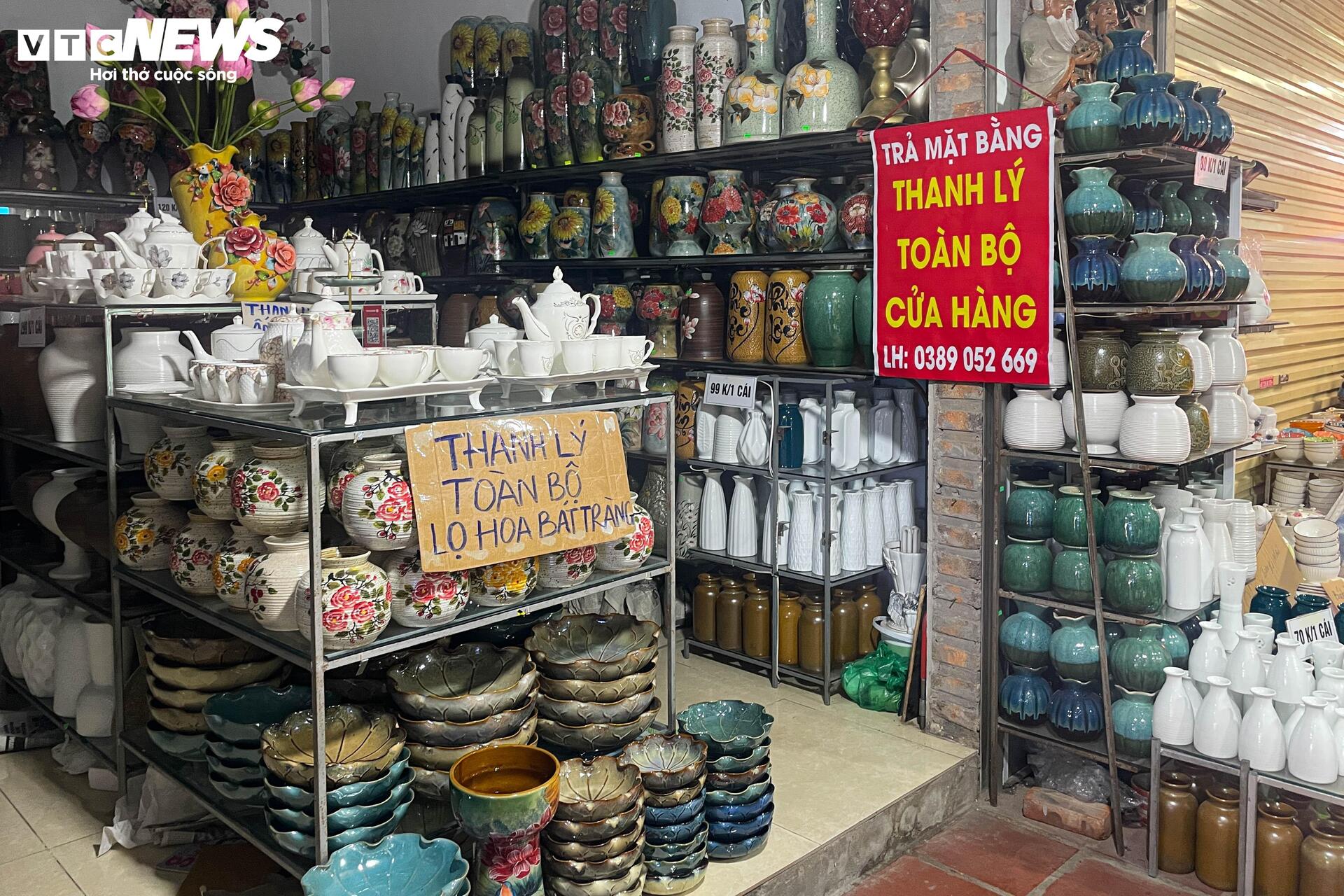 Cả tuần vắng khách mua, nhiều quầy hàng ở làng gốm Bát Tràng khóa cửa, phủ bạt - Ảnh 7.