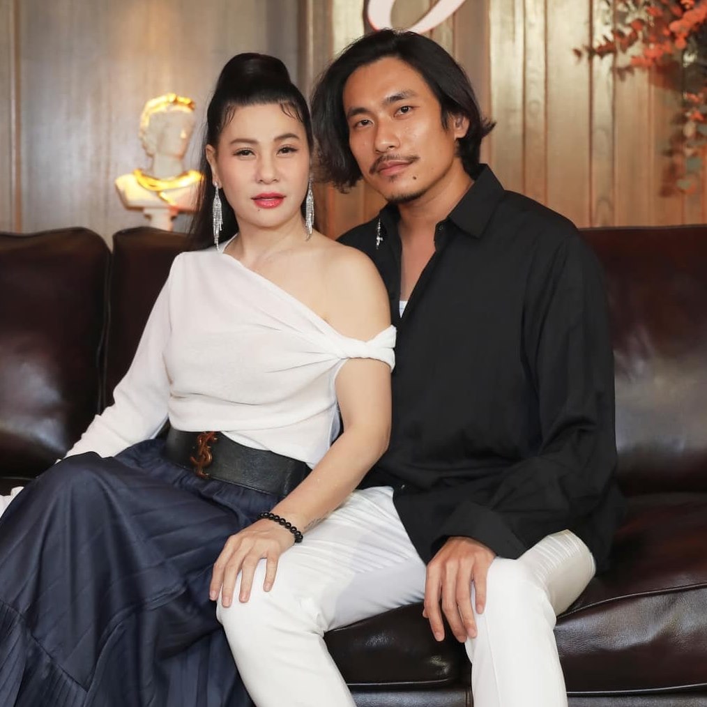 Nam nghệ sĩ Việt sau 4 năm chia tay bạn gái hơn 18 tuổi: Đẹp trai hơn, chuyện tình ái không để lộ- Ảnh 1.