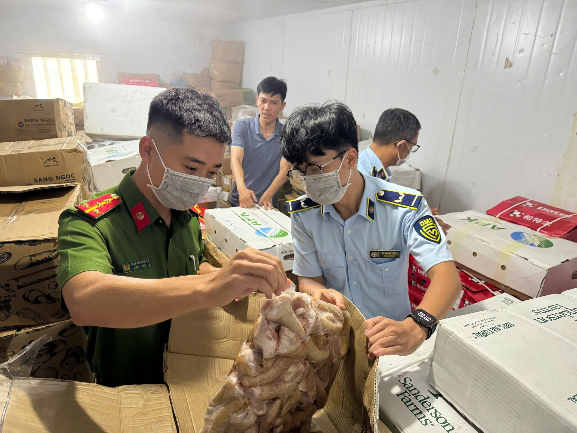 Đột kích kho hàng đông lạnh của Công ty Thịnh Phát Food ở Quảng Bình- Ảnh 1.