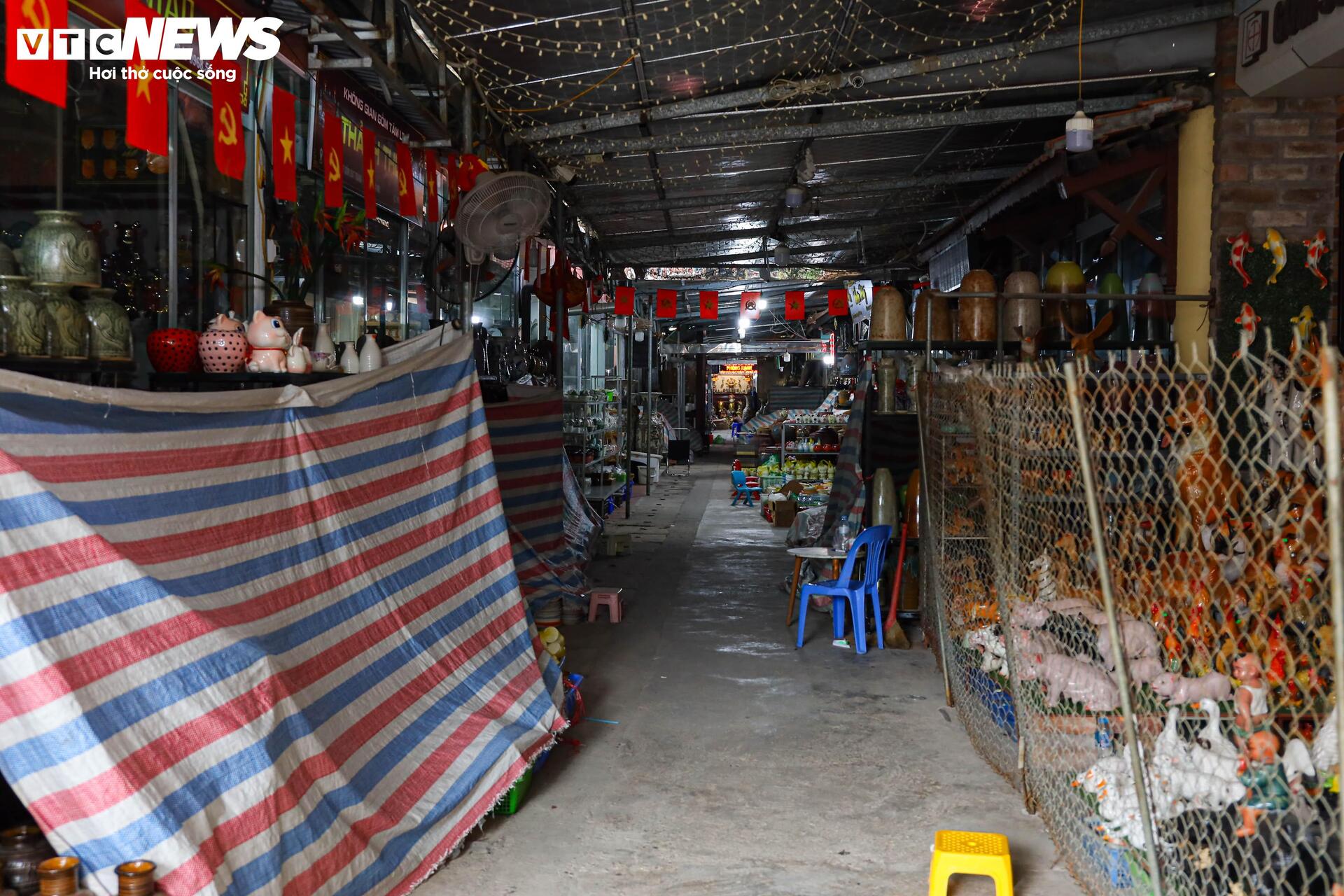 Cả tuần vắng khách mua, nhiều quầy hàng ở làng gốm Bát Tràng khóa cửa, phủ bạt - Ảnh 3.