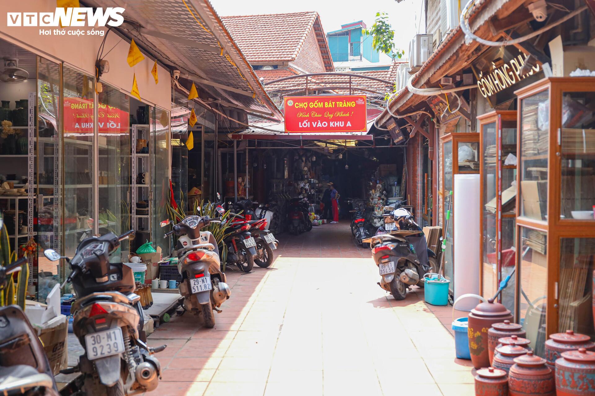 Cả tuần vắng khách mua, nhiều quầy hàng ở làng gốm Bát Tràng khóa cửa, phủ bạt - Ảnh 1.