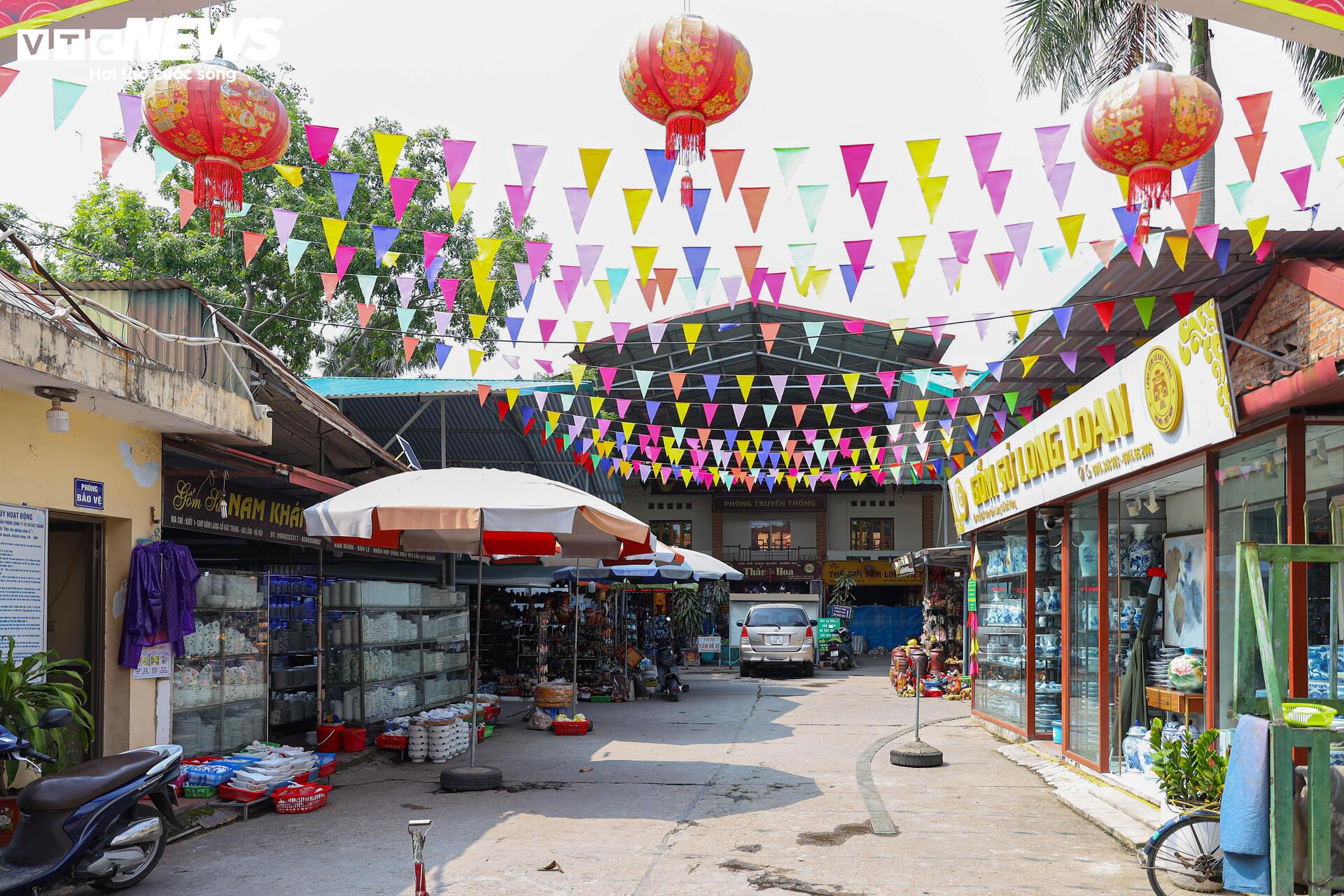 Cả tuần vắng khách mua, nhiều quầy hàng ở làng gốm Bát Tràng khóa cửa, phủ bạt - Ảnh 2.