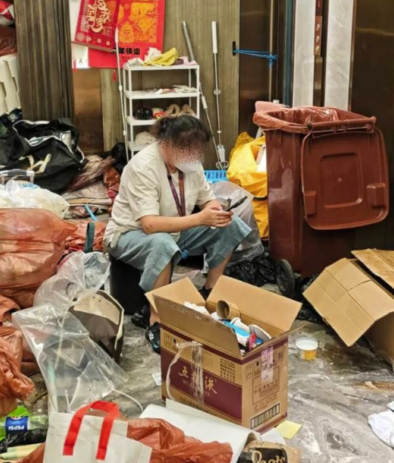 Cảnh tượng gây sốc trong căn hộ cao cấp với rác thải tràn ngập - Ảnh 1.