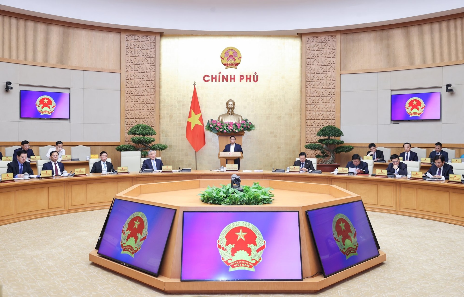 IMF hạ dự báo tăng trưởng toàn cầu, Việt Nam vẫn giữ mục tiêu gần gấp 3 thế giới, Thủ tướng nhấn mạnh gì? - Ảnh 2.