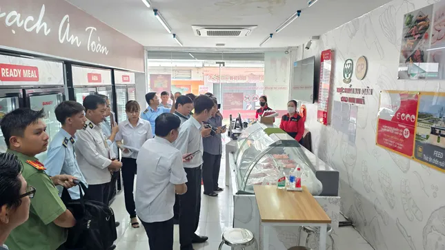 Công an làm việc với người tố cáo C . P Việt Nam về thịt bẩn tại Sóc Trăng - Ảnh 1.