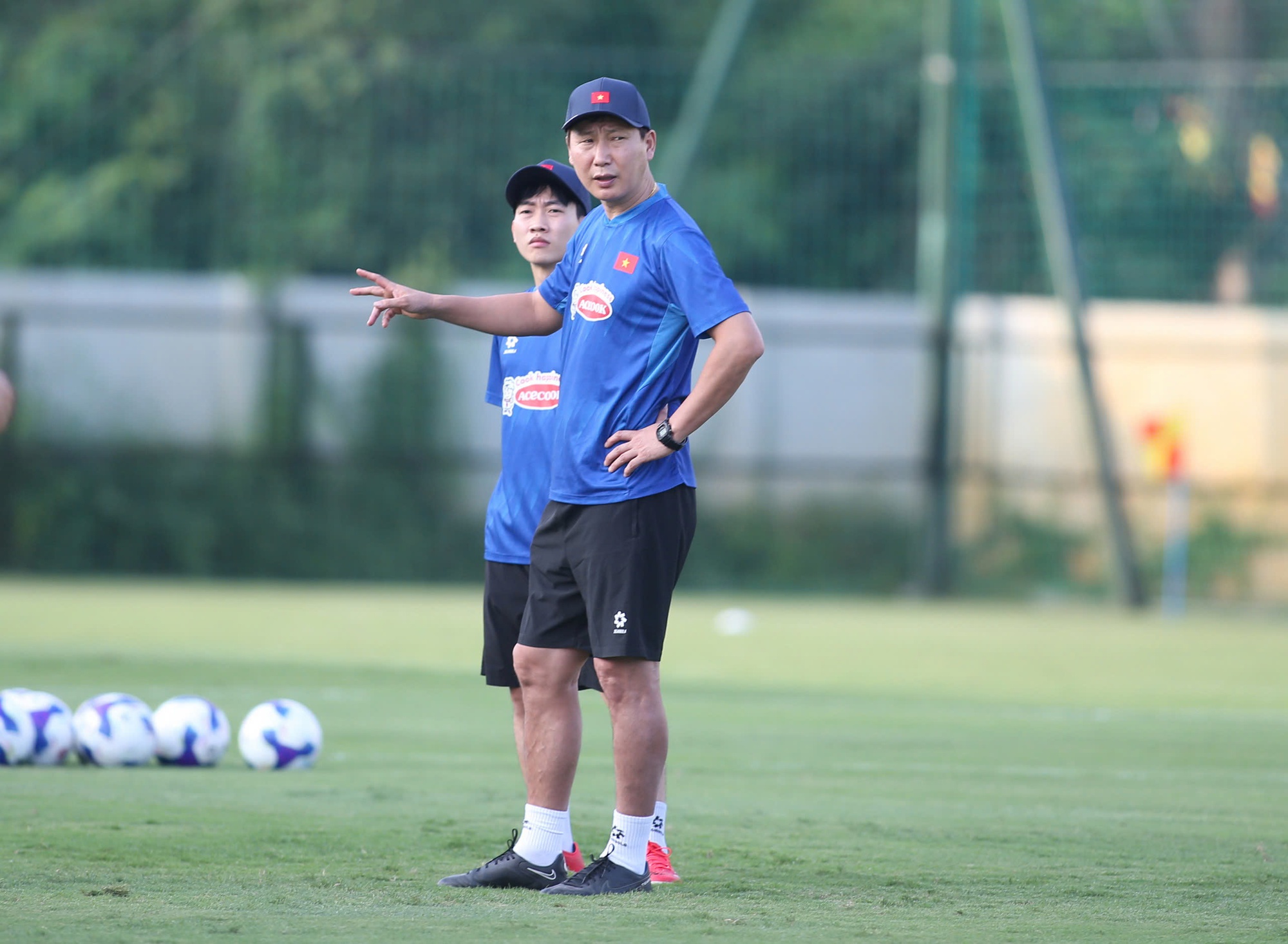 Tuyển Việt Nam bị đàn em 18 tuổi chọc thủng lưới, HLV Kim Sang-sik vừa mừng vừa lo - Ảnh 1.