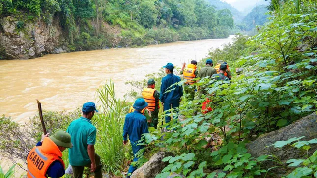 Công an tỉnh Lào Cai tìm kiếm người mất tích trong lũ sông Xanh - Ảnh 3. Công an tỉnh Lào Cai tìm kiếm người mất tích trong lũ sông Xanh - Ảnh 3.