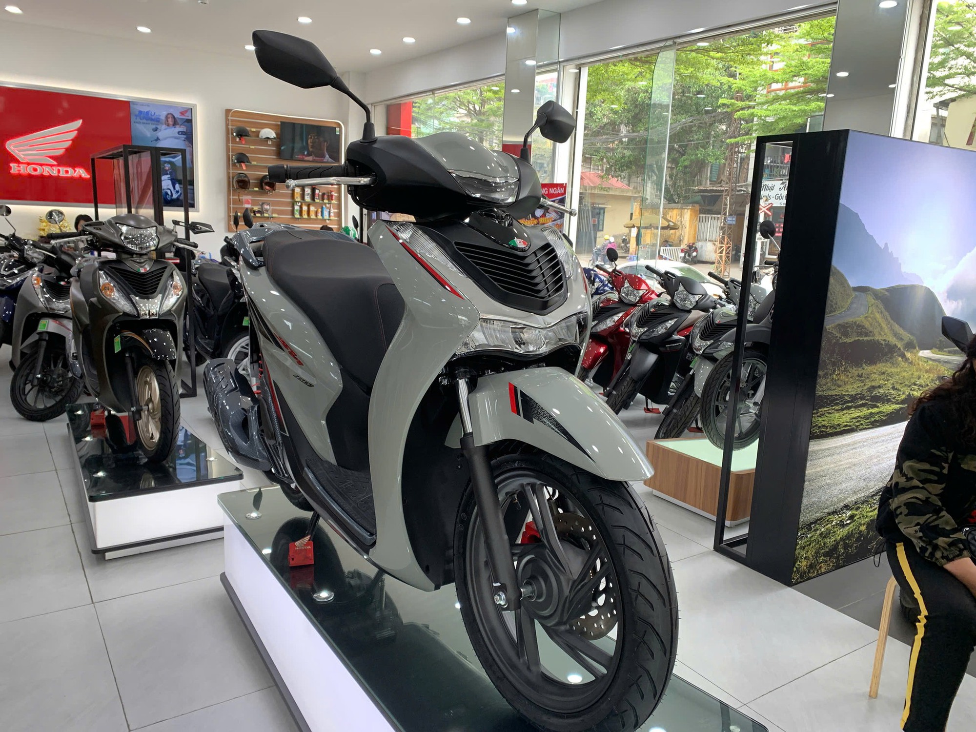 Giá xe máy ở mức thấp hiếm có: Honda Vision, SH, Winner X, Janus... bán dưới mức đề xuất tối đa 23 triệu đồng, tặng kèm đồng hồ xịn xò - Ảnh 3.