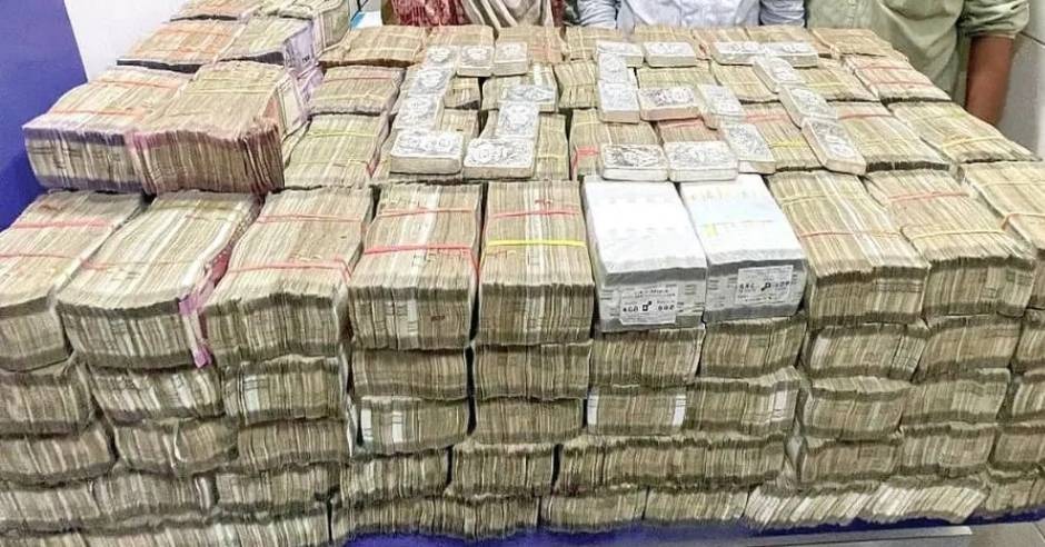 Tịch thu 30 tỷ đồng tiền mặt và 19 kg bạc ốp xung quanh văn phòng của 1 doanh nhân kim hoàn - Ảnh 1.