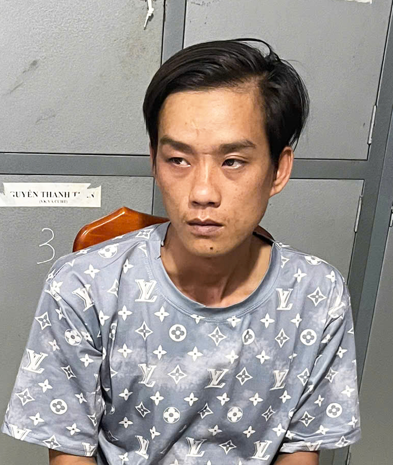 Bé gái 9 tuổi bị xâm hại bởi gã trai hàng xóm ở An Giang - Ảnh 1.