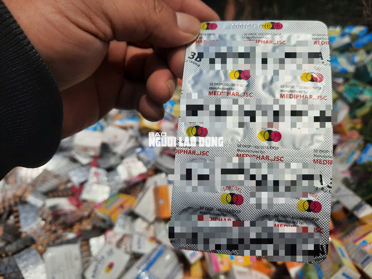 Phát hiện số lượng lớn thuốc, thực phẩm chức năng bỏ ở Bình Chánh - Ảnh 6.