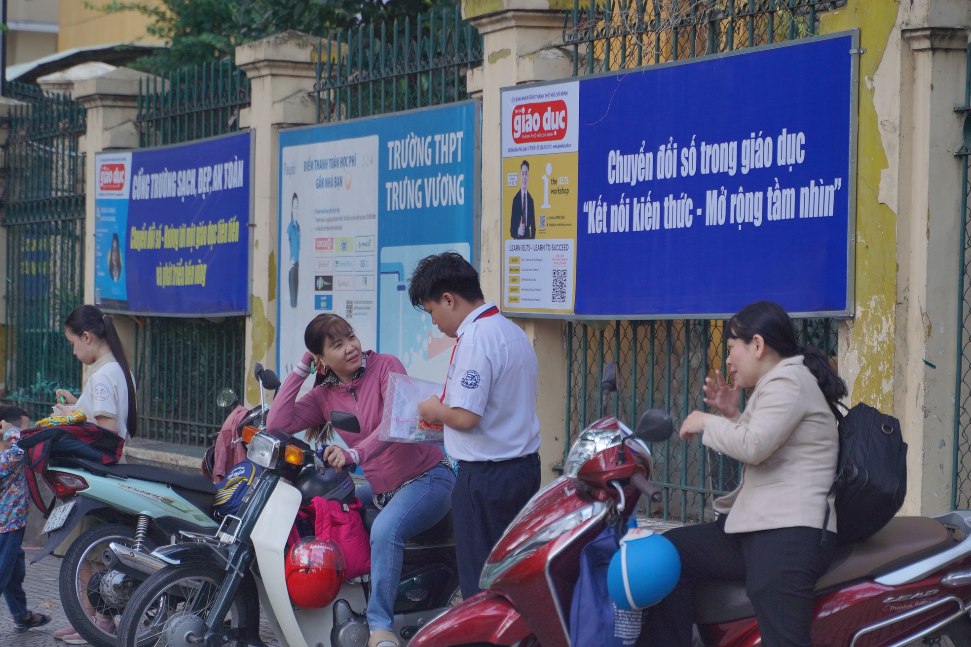 Kết thúc thi vào lớp 10 TP.HCM buổi đầu tiên: Đề Văn bàn về sự trưởng thành, thí sinh "vui điên lên" khen đề dễ!- Ảnh 39.