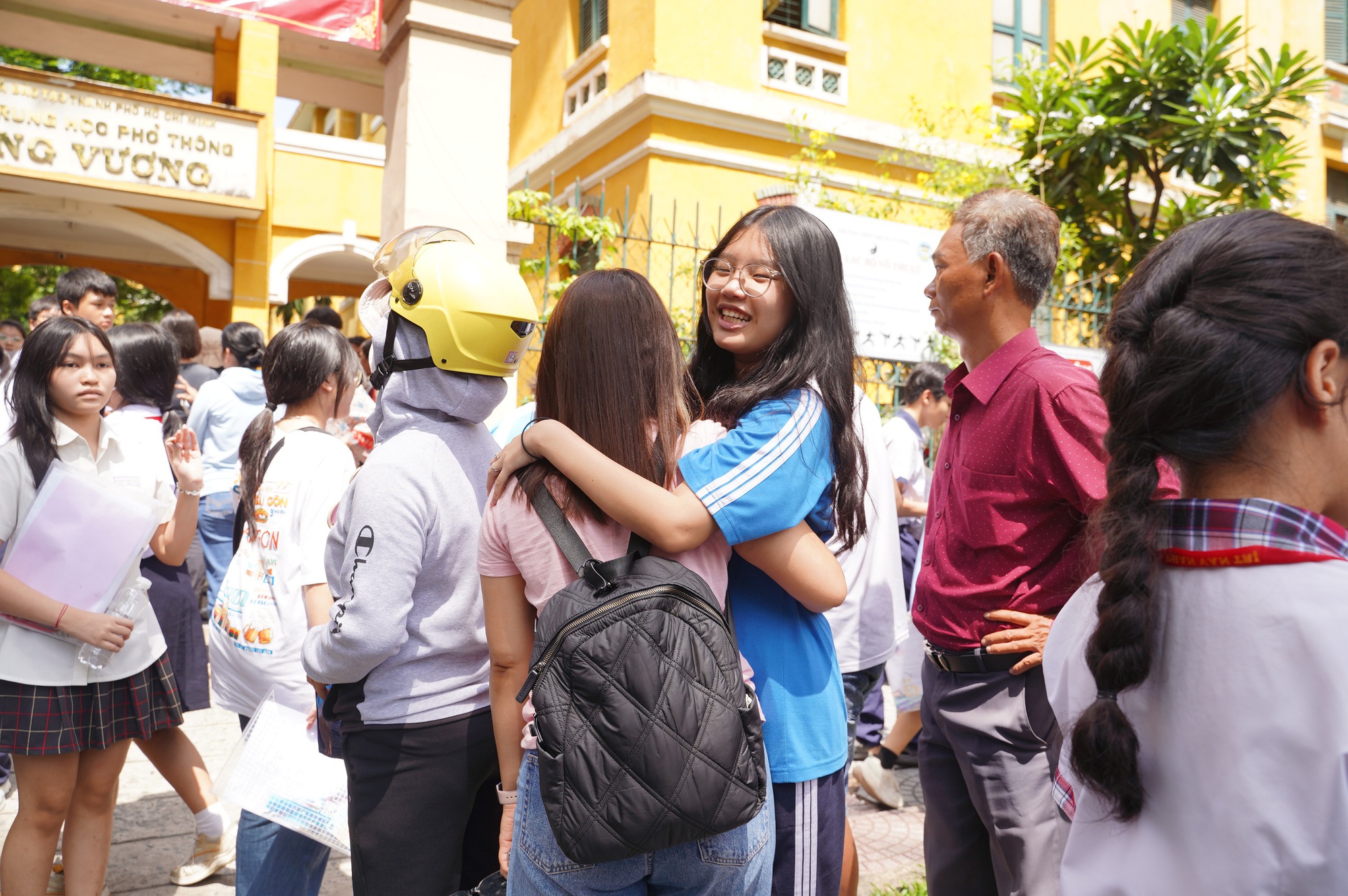 Kết thúc thi vào lớp 10 TP.HCM buổi đầu tiên: Đề Văn bàn về sự trưởng thành, thí sinh "vui điên lên" khen đề dễ!- Ảnh 6.