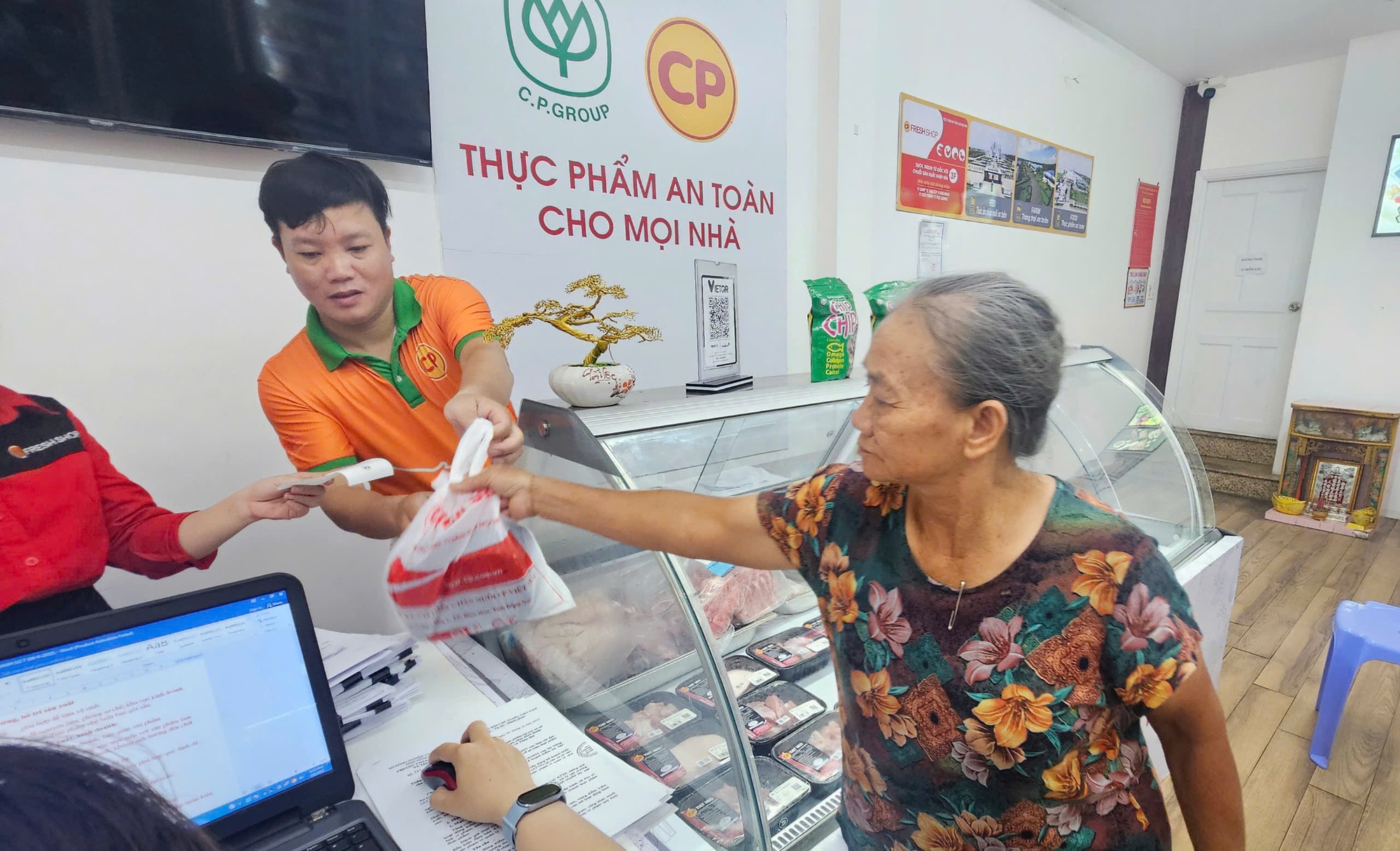 Cửa hàng C.P. Việt Nam ảnh hưởng thế nào sau lùm xùm bị tố bán heo bệnh? - Ảnh 4.