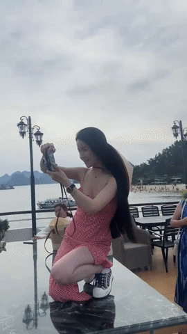 Chu Thanh Huyền - vợ Quang Hải đi gi&agrave;y nhảy l&ecirc;n b&agrave;n ăn chụp ảnh g&acirc;y tranh c&atilde;i kịch liệt- Ảnh 2.