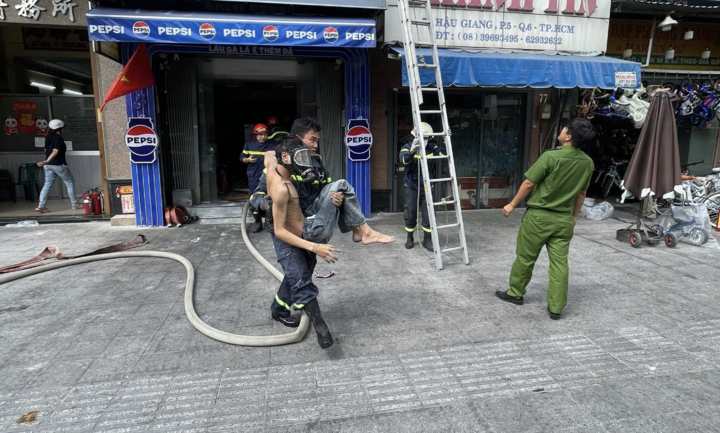 Cháy quán lẩu 6 tầng ở TP . HCM , Cảnh sát cứu người thoát nạn kịp thời - Ảnh 1.