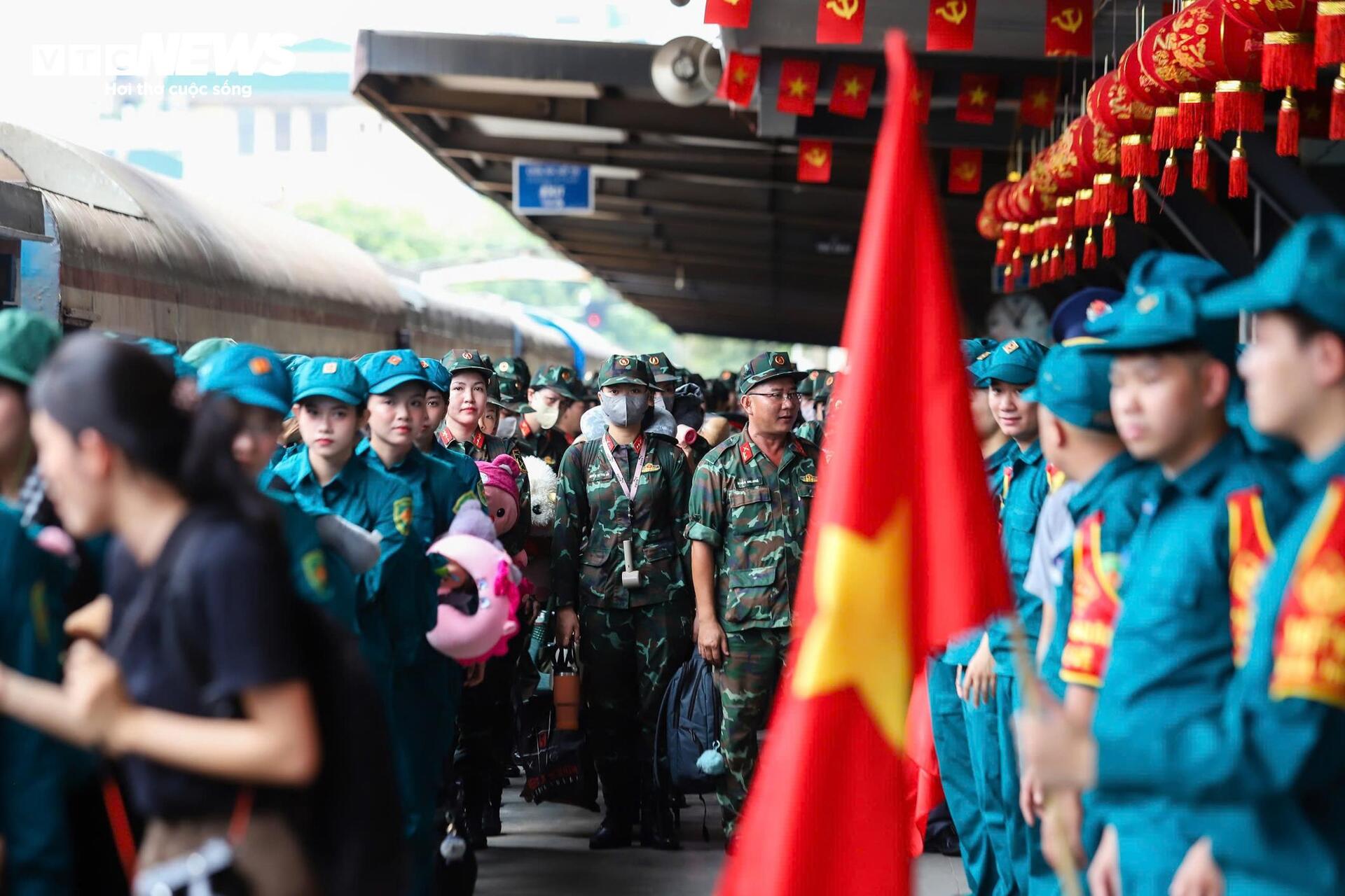Người dân chào đón đoàn quân luyện tập diễu binh mừng Quốc khánh 80 năm - Ảnh 4.