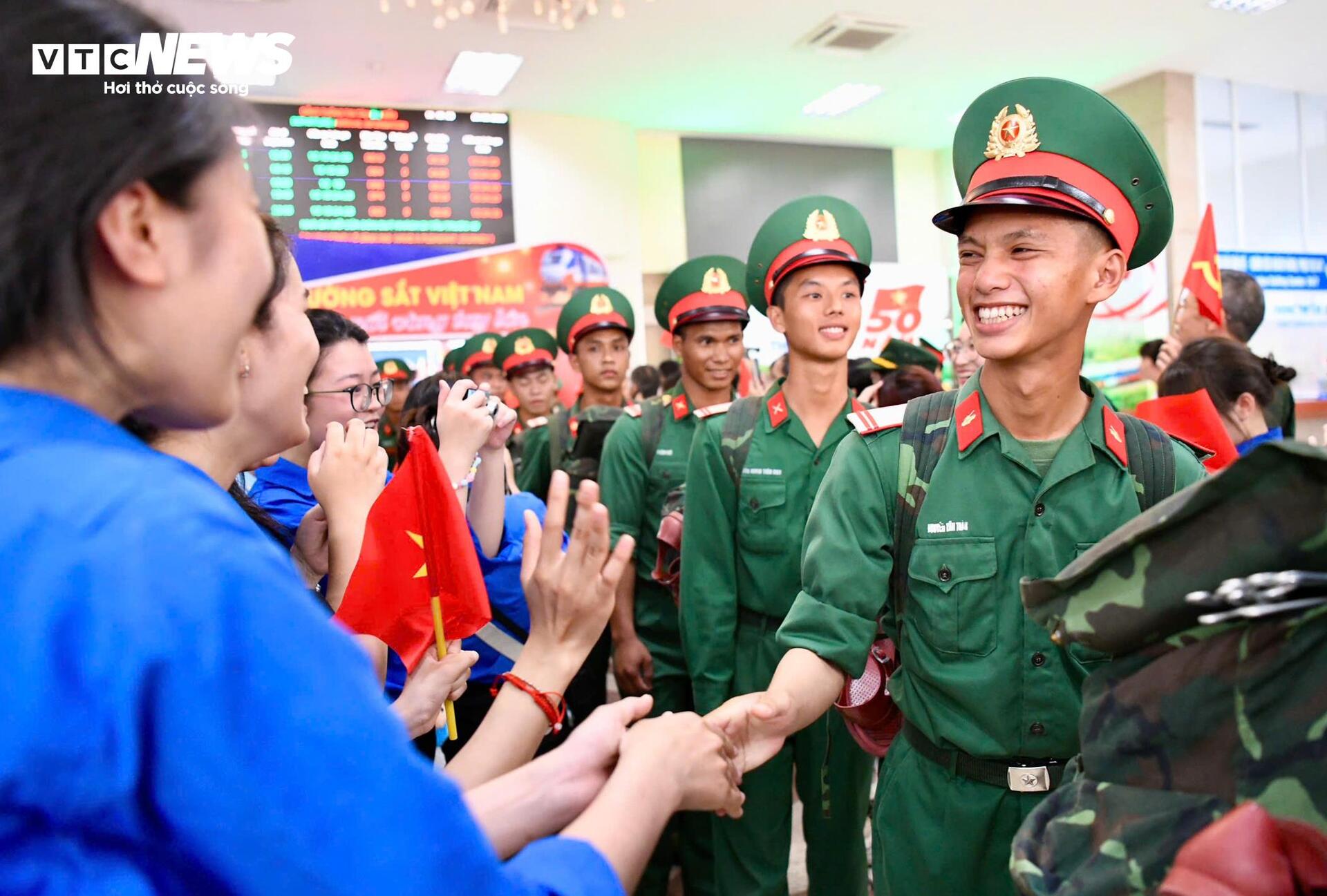 Người dân chào đón đoàn quân luyện tập diễu binh mừng Quốc khánh 80 năm - Ảnh 10.