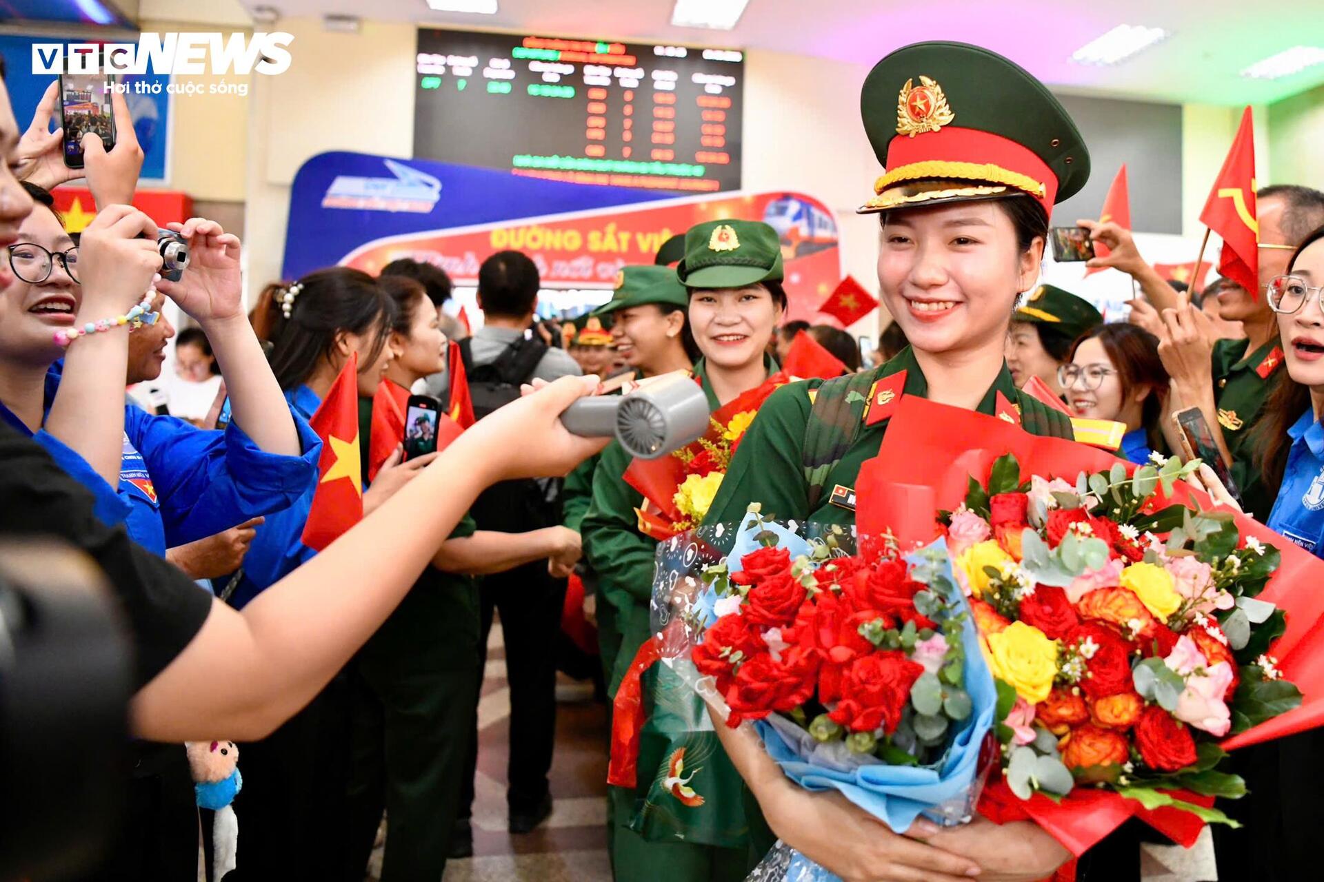 Người dân chào đón đoàn quân luyện tập diễu binh mừng Quốc khánh 80 năm - Ảnh 12.