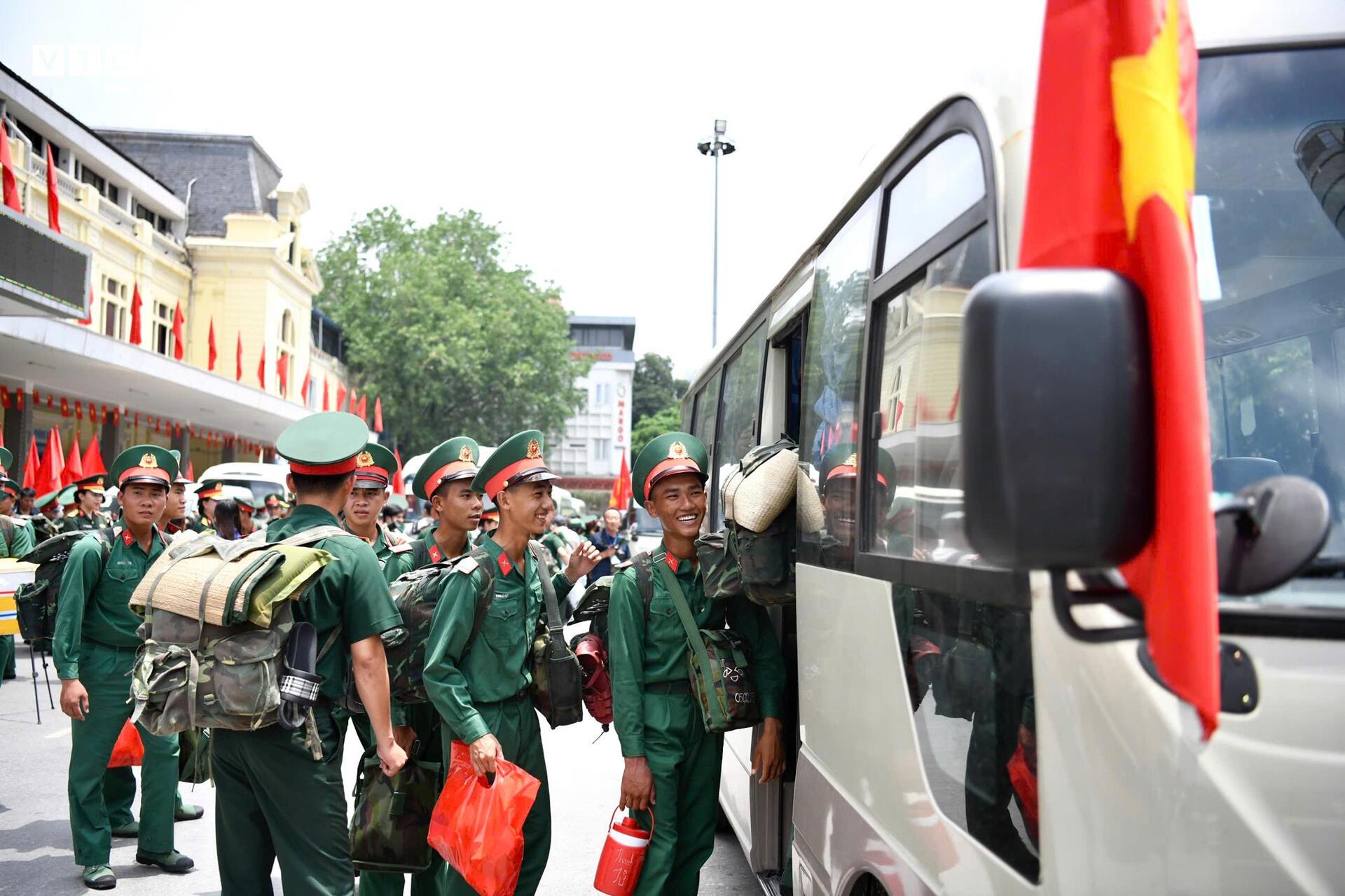 Người dân chào đón đoàn quân luyện tập diễu binh mừng Quốc khánh 80 năm - Ảnh 13.