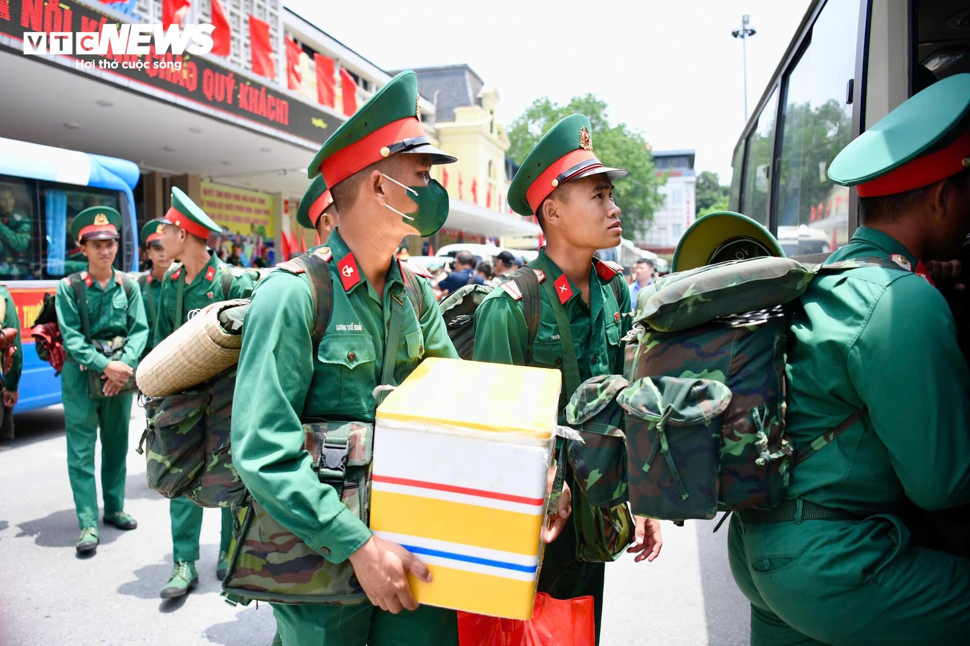 Người dân chào đón đoàn quân luyện tập diễu binh mừng Quốc khánh 80 năm - Ảnh 14.