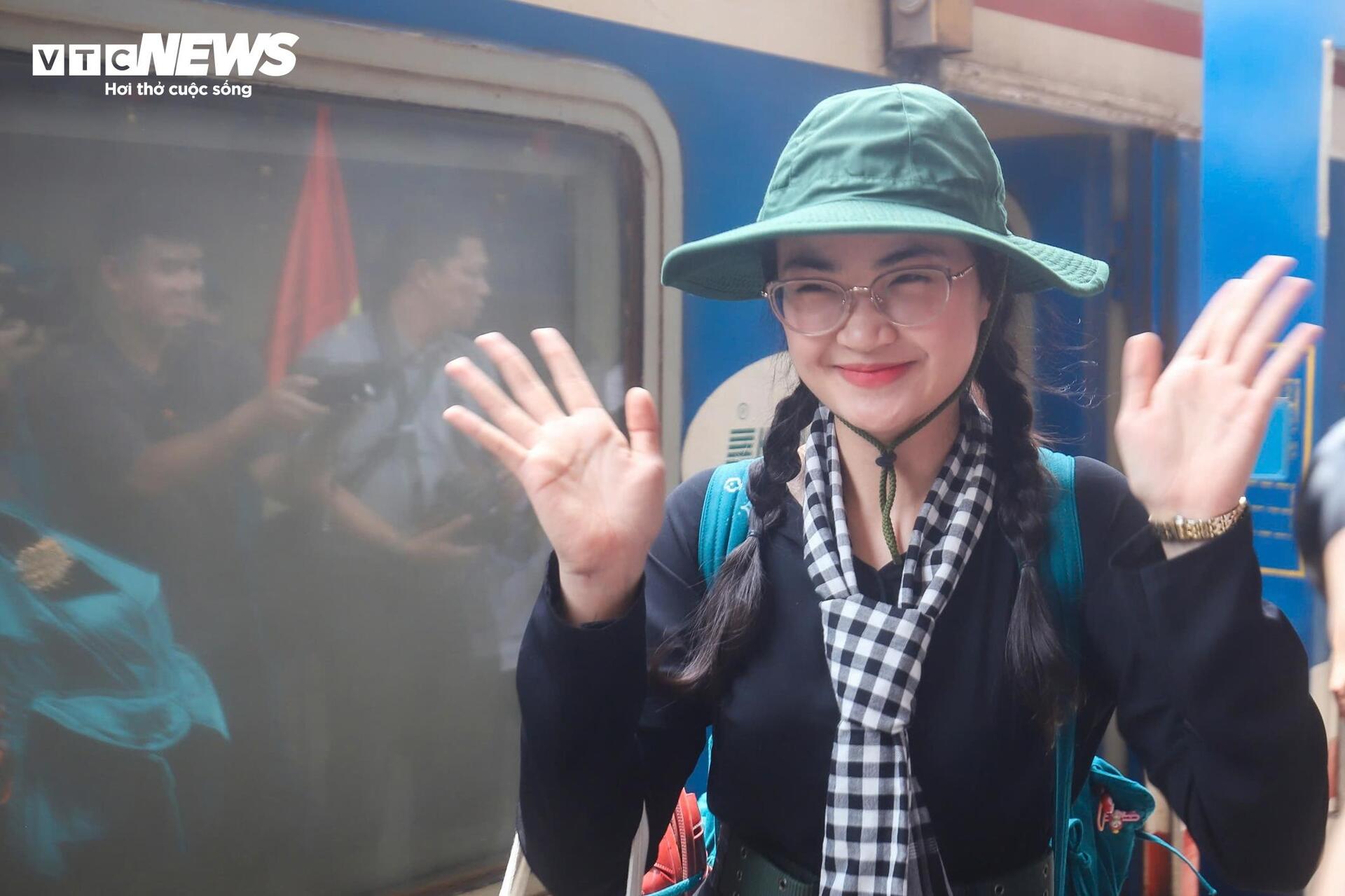 Người dân chào đón đoàn quân luyện tập diễu binh mừng Quốc khánh 80 năm - Ảnh 7.