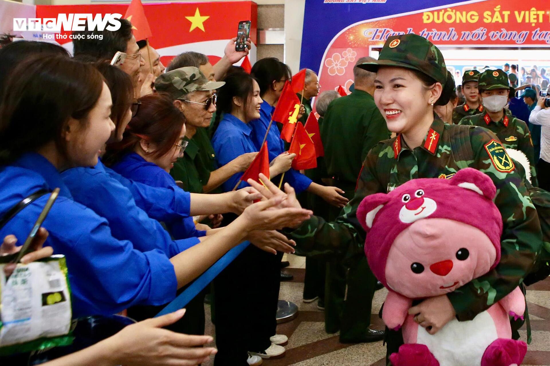 Người dân chào đón đoàn quân luyện tập diễu binh mừng Quốc khánh 80 năm - Ảnh 11.