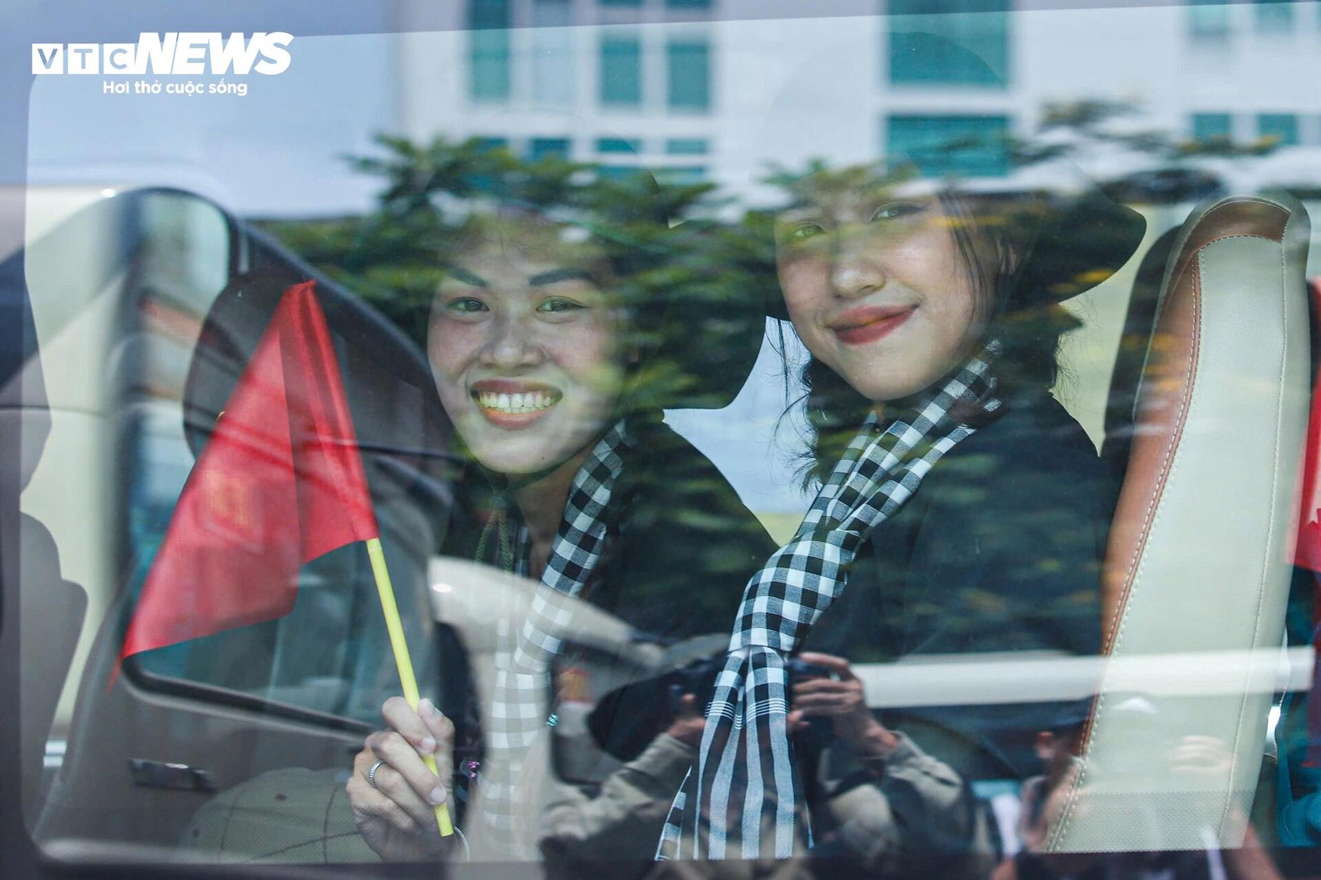 Người dân chào đón đoàn quân luyện tập diễu binh mừng Quốc khánh 80 năm - Ảnh 15.