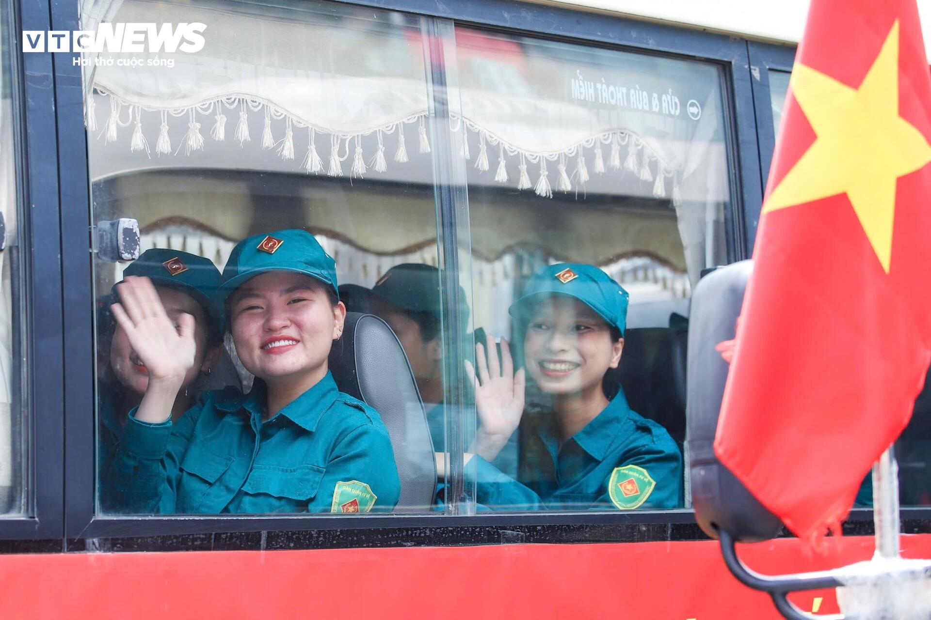 Người dân chào đón đoàn quân luyện tập diễu binh mừng Quốc khánh 80 năm - Ảnh 16.