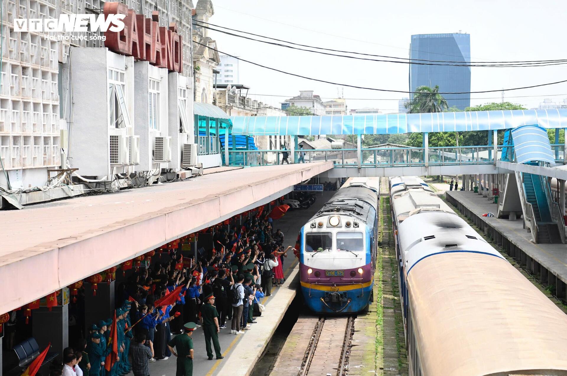 Người dân chào đón đoàn quân luyện tập diễu binh mừng Quốc khánh 80 năm - Ảnh 1.